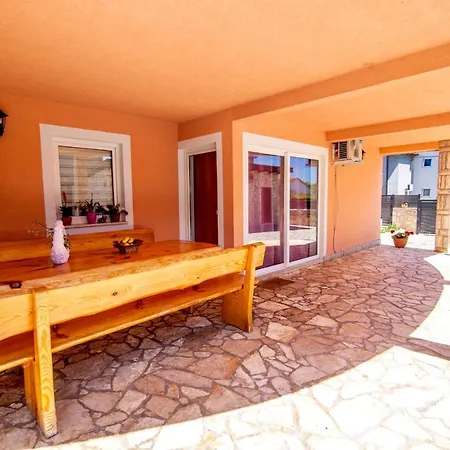 וילה Anita פולה